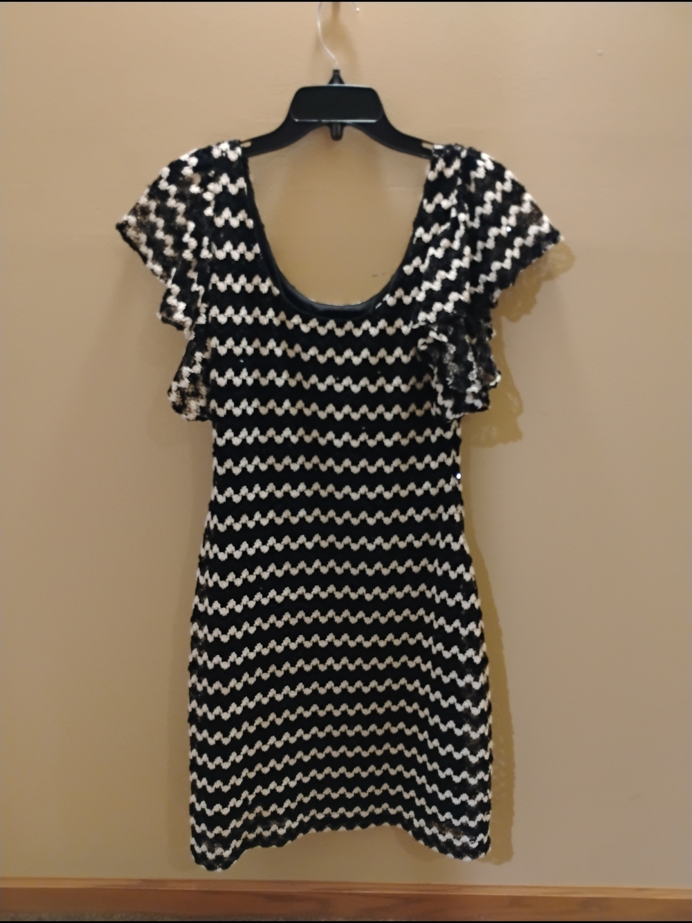 Guess Black and White Zigzag Ruffle Sleeve Midi Dress